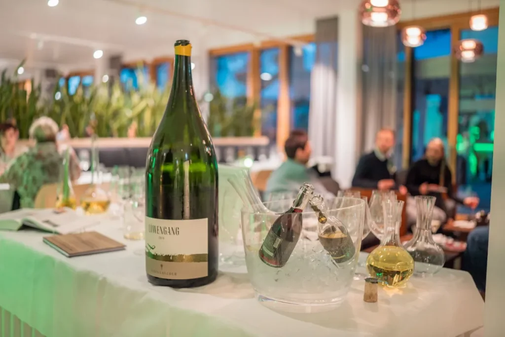 Riesige Weinflasche als Highlight der Big Bottle BBQ Party