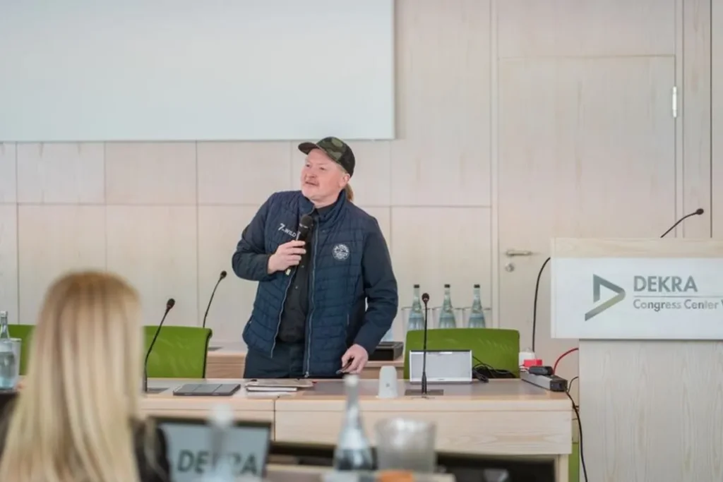Inspirierender Keynote-Speaker auf einer Fachveranstaltung im DEKRA Congresshotel