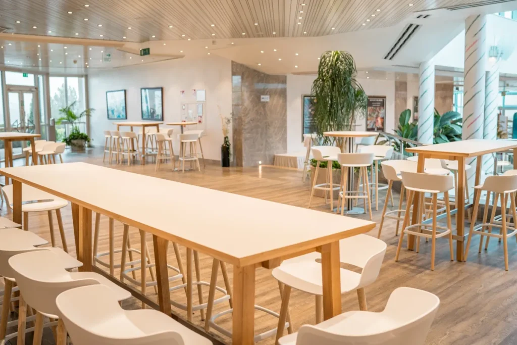 Unsere neuen Möbel im Foyer schaffen ein stilvolles Ambiente